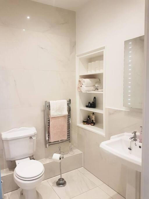Spacious Apartment In The Heart Of Camden Town ロンドン エクステリア 写真